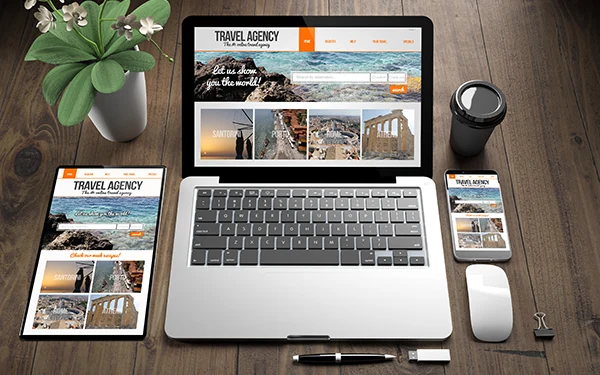 Tela de laptop, tablet e smartphone exibindo a criação de um site em WordPress em um ambiente de trabalho moderno.