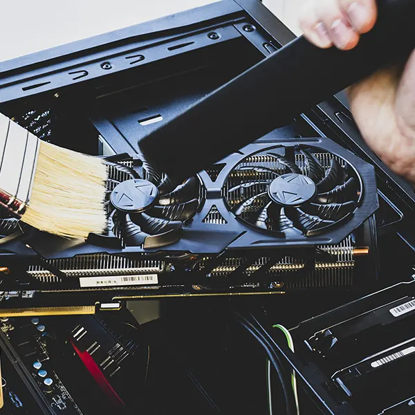 Técnico realizando limpeza de PC gamer no Rio de Janeiro pela Técnico de Informática RJ