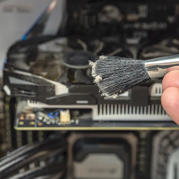Técnico realizando limpeza de PC gamer no Rio de Janeiro