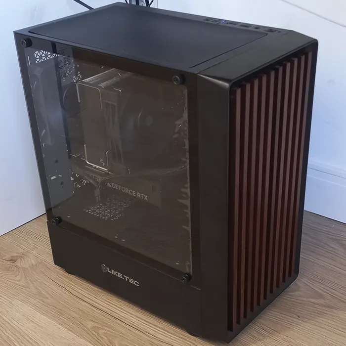 Montagem de PC gamer com gabinete preto, painel lateral de vidro e placa de vídeo GeForce RTX