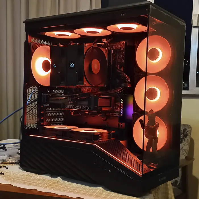 Montagem de PC gamer com gabinete preto, placa de vídeo GeForce RTX e iluminação RGB laranja