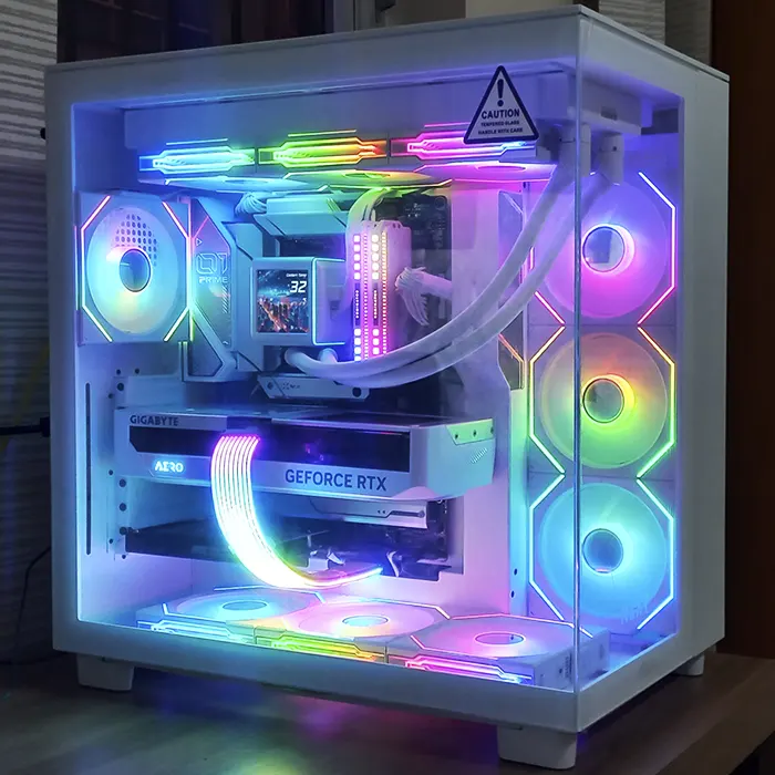 Montagem de PC gamer branco com iluminação RGB, water cooler e placa de vídeo GeForce RTX