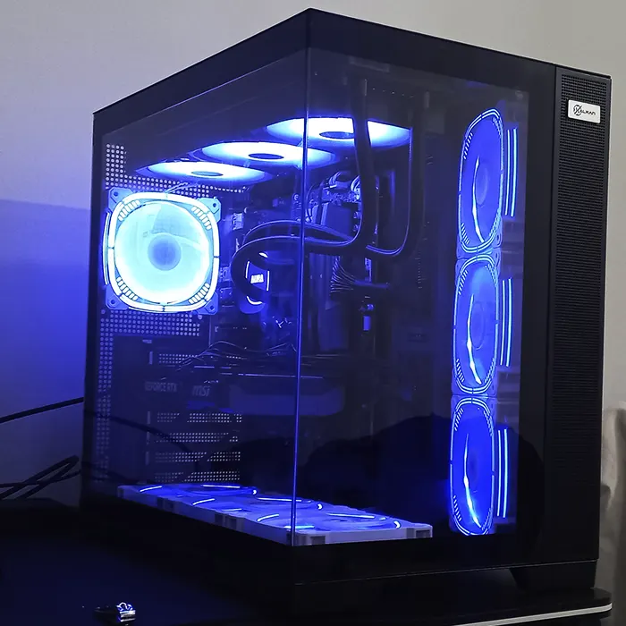 Montagem de PC gamer com gabinete preto, painel de vidro e iluminação RGB azul